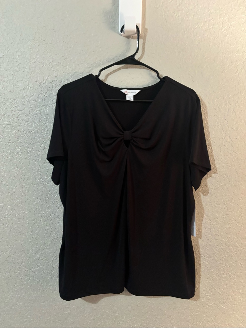 Liz Claiborne Black Short Sleeve Twist-Neck Top
